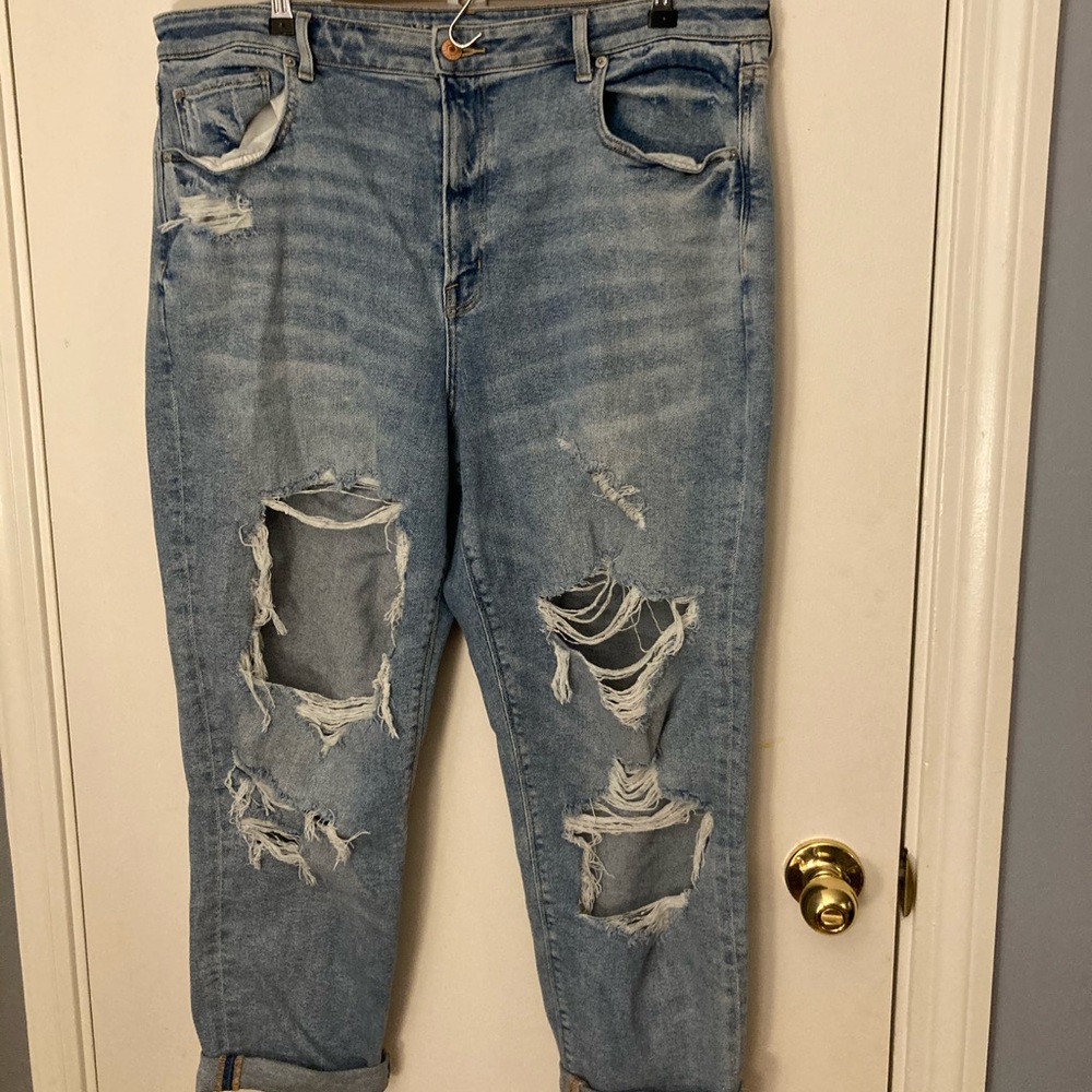 American Eagle Distressed Stretch Mom Jeans 👖
